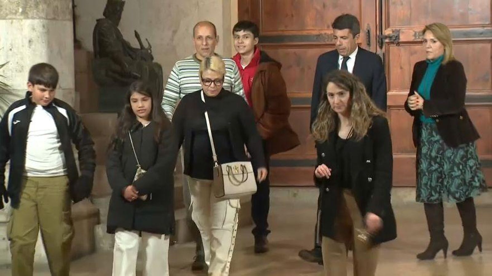 Mazón i Camarero amb el veí de Massanassa en la reunió d'este dimarts