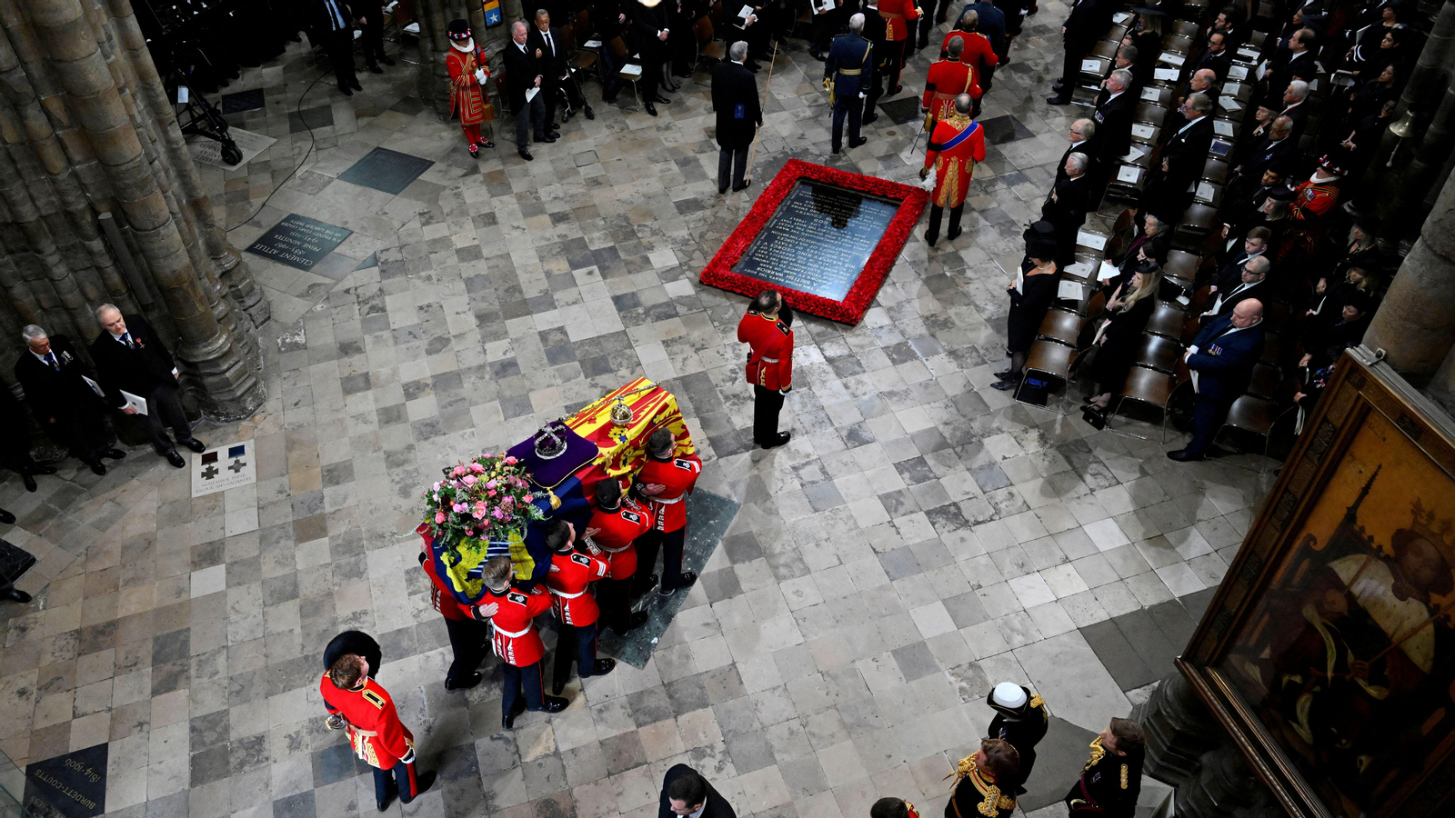 El fèretre de la reina Isabel II, portat a coll per personal de l'Armada, entra a l'abadia de Westminster