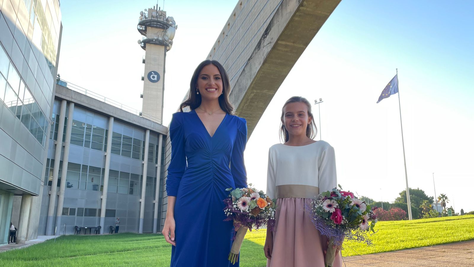 María Estela Arlandis i Marina García a l'entrada del centre de producció de programes de Burjassot aquest dimecres
