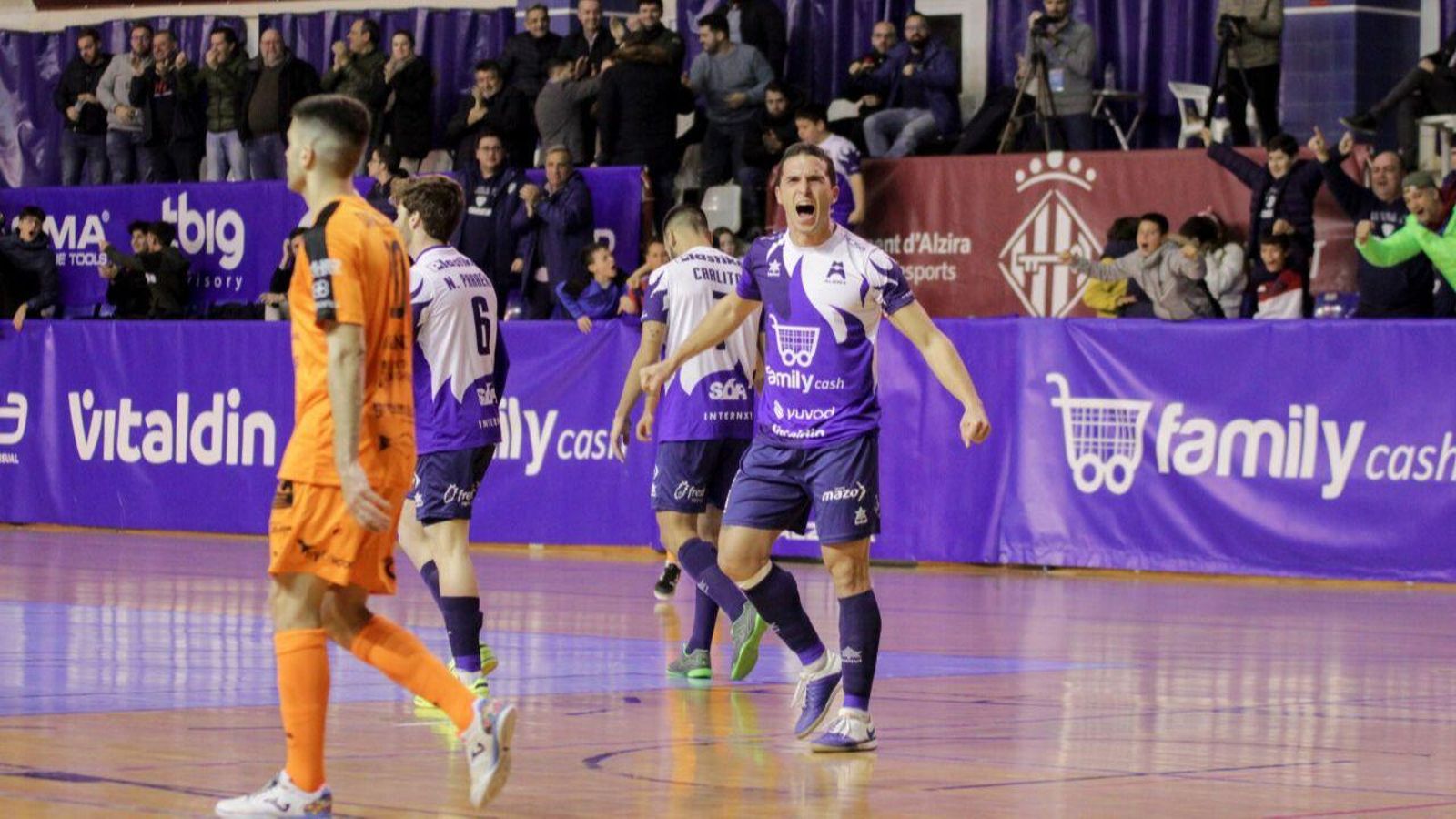 Els jugadors de l'Alzira celebren un dels gols