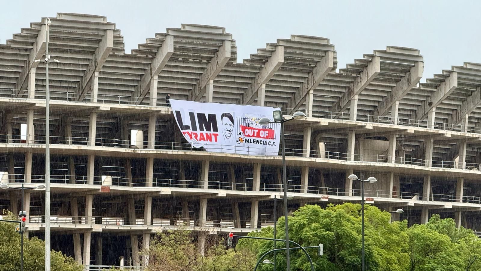 Pancarta en contra de Pter Lim al nou Mestalla