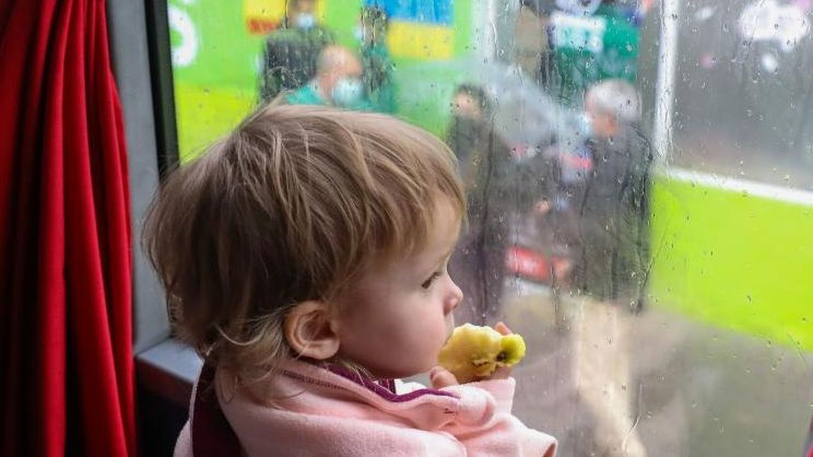 Foto d'arxiu d'un xiquet en un autobús de refugiats per a escapar d'Ucraïna