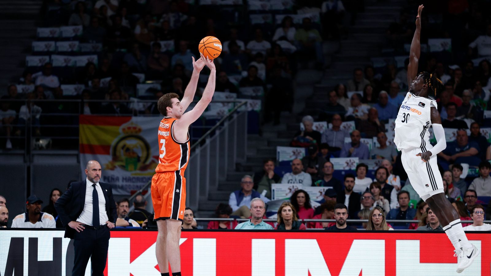 Imatge del partit entre el València Basket i el Reial Madrid