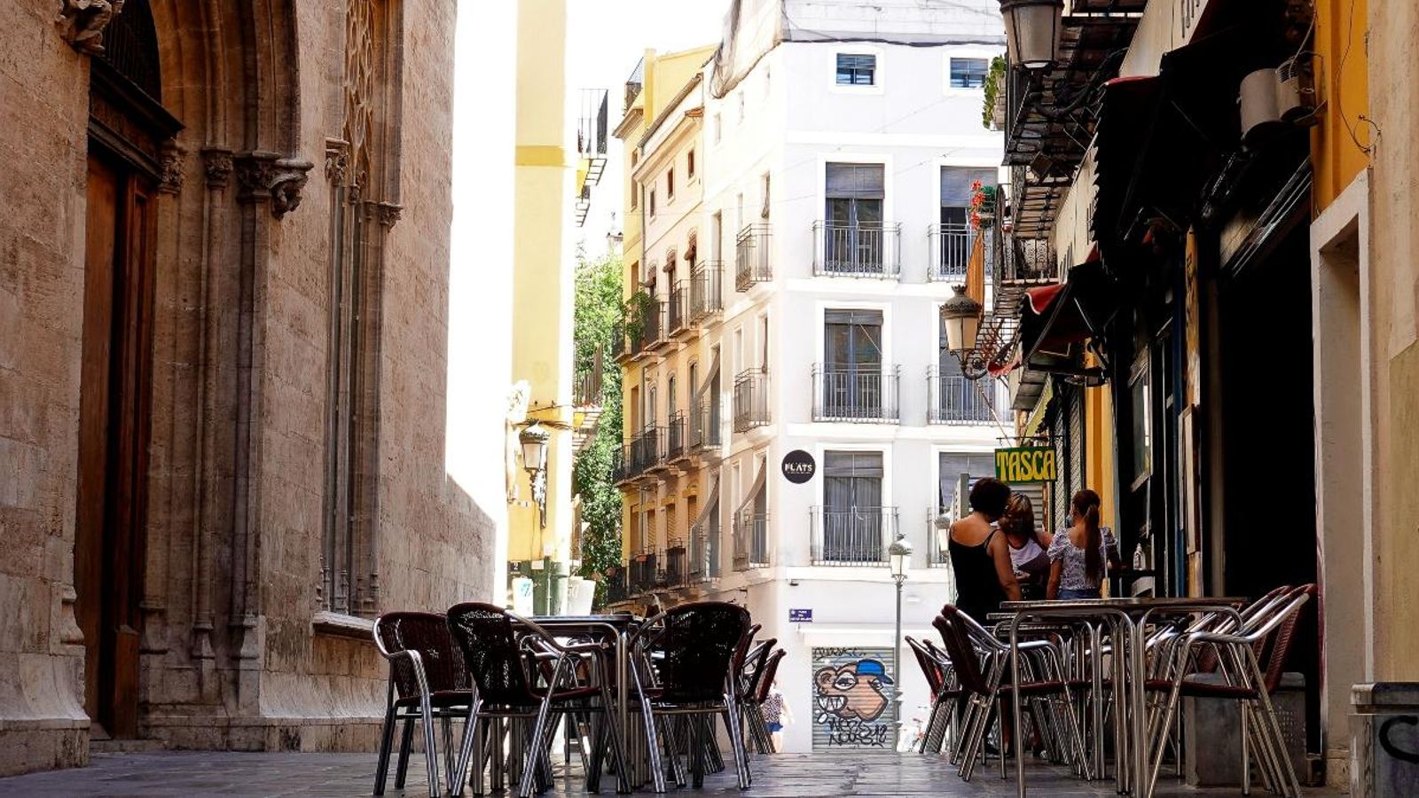 Terrassa buida d'un bar enfront de l'edifici de la Llotja (Valéncia)