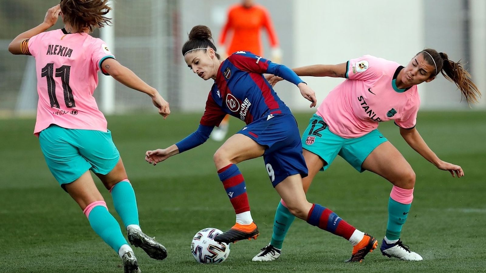 Esther disputa una pilota amb les jugadores del Barça Alexia i Patri