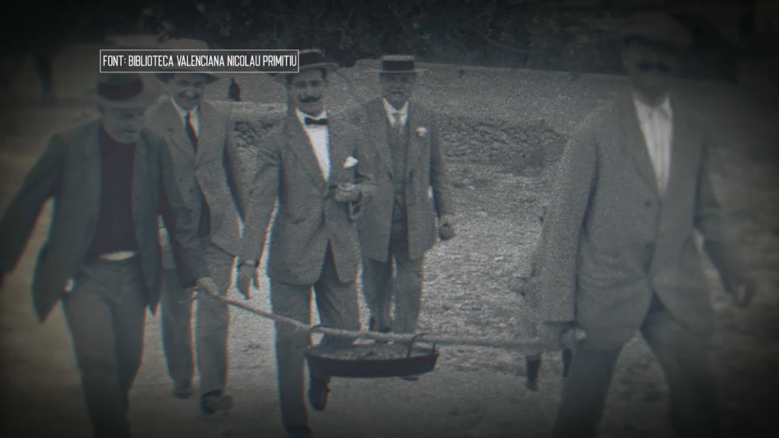 La paella transportada aprofitant les anses del calder