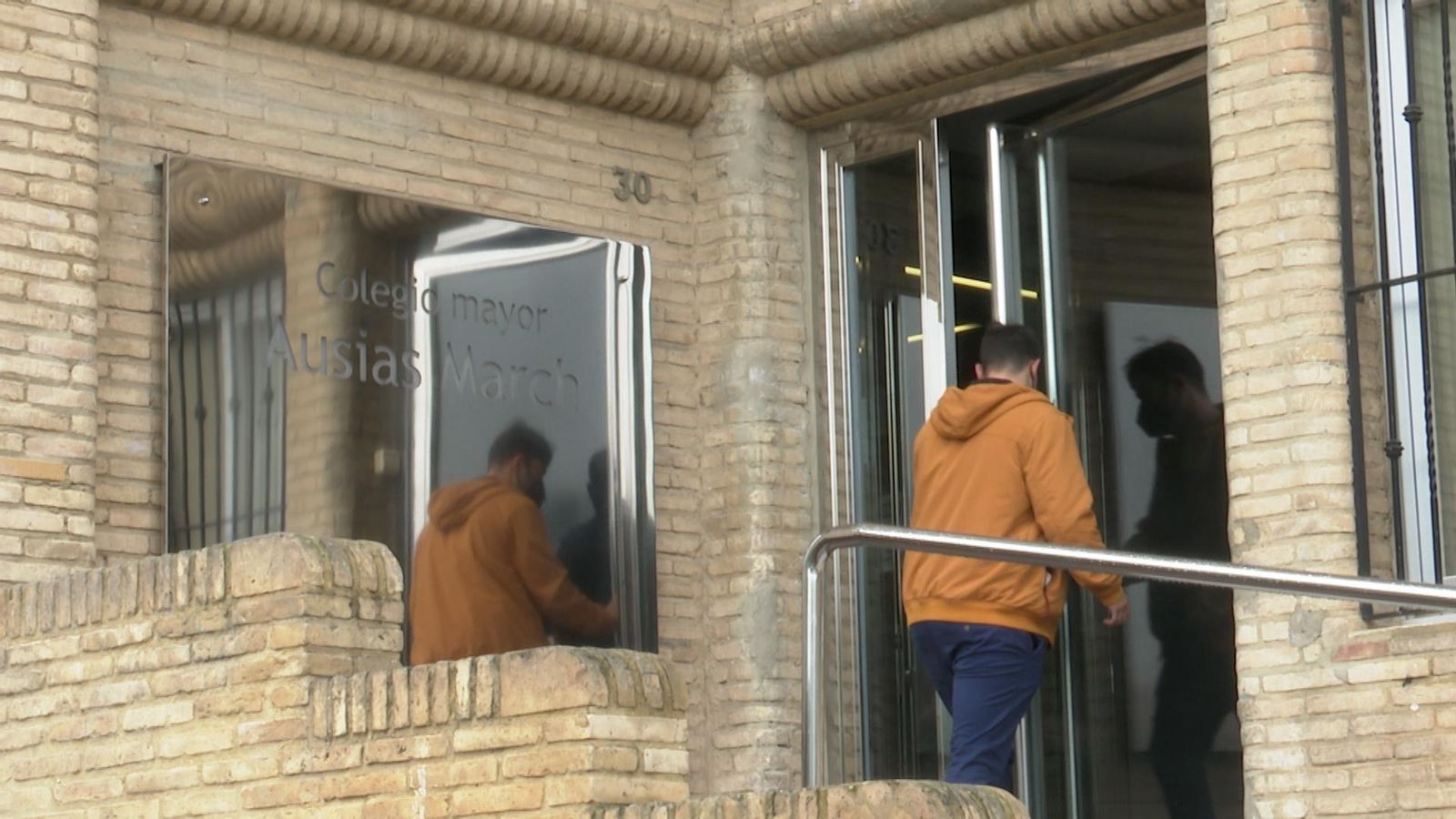 Un alumne entra en el Col·legi Major Ausias March