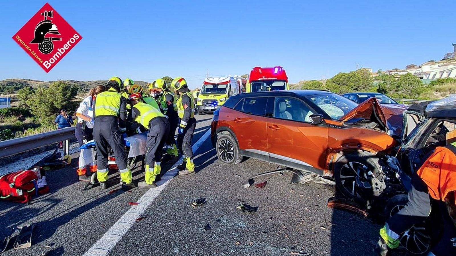 Els bombers actuant al lloc de l'accident a l'AP-7