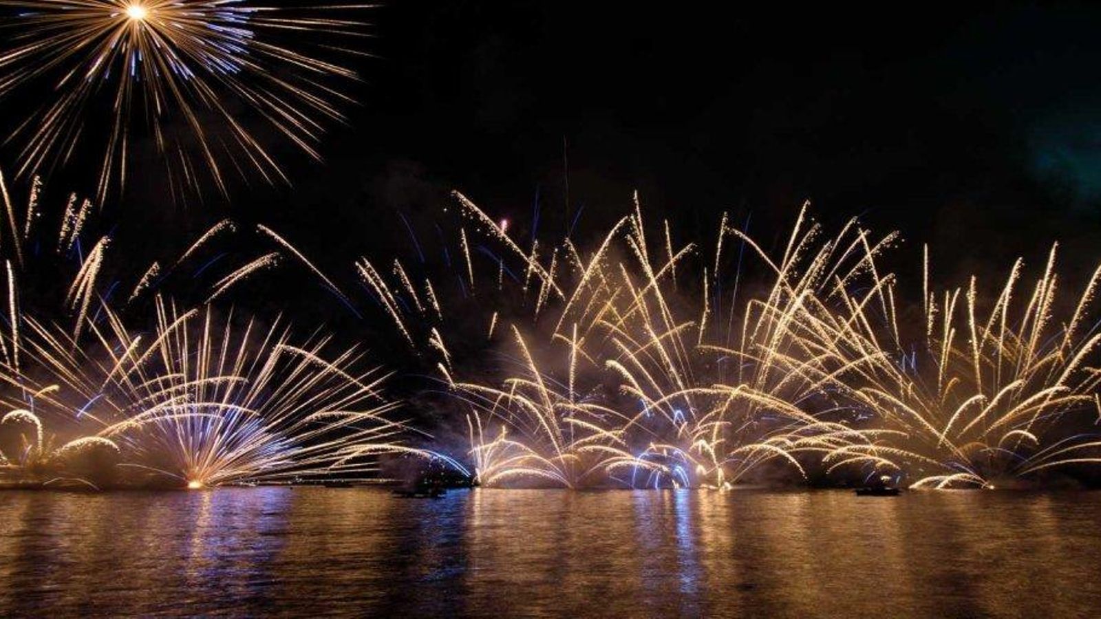 Un any més, el Castell de l'Olla torna a il·luminar el cel d'Altea i la mar Mediterrània