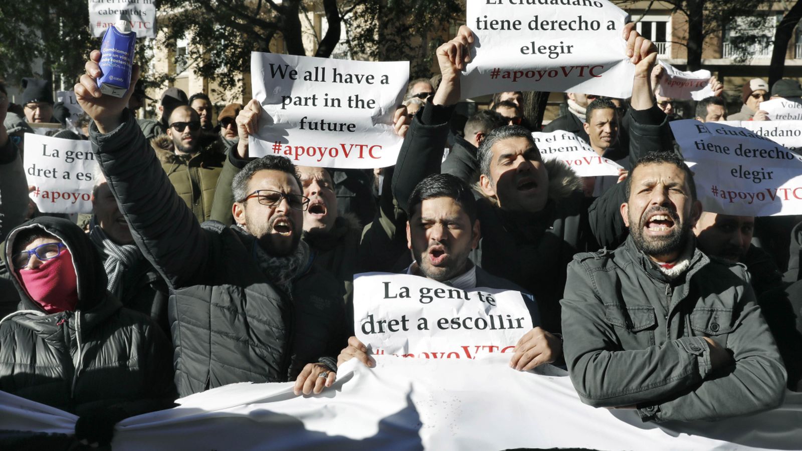Conductors de VTC es manifesten davant de la Conselleria de Territori a Barcelona en una imatge d'arxiu