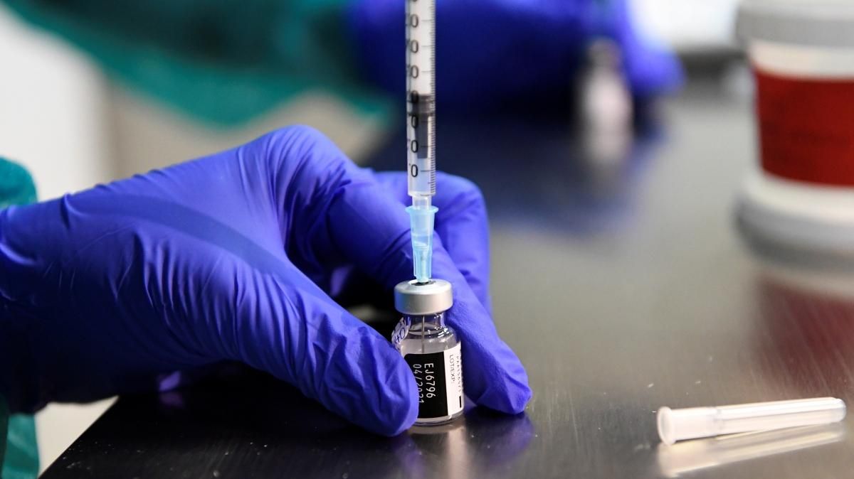Personal sanitari punxa la vacuna de Pfizer abans de ser inoculada Personal sanitari punxa la vacuna de Pfizer abans de ser inoculada