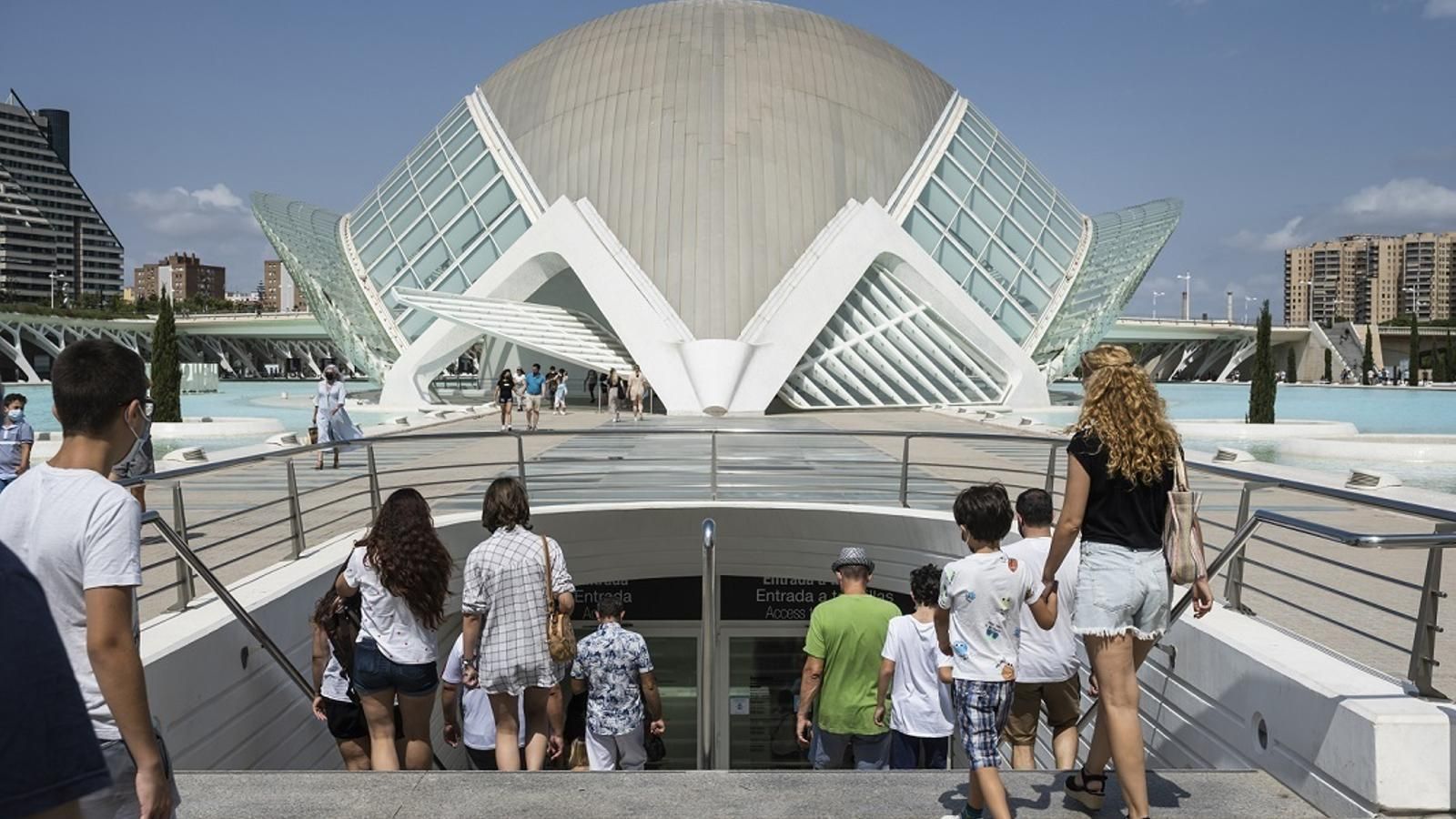 Visitants en L'Hemisfèric de la Ciutat de les Arts i les Ciències Visitants en L'Hemisfèric de la Ciutat de les Arts i les Ciències