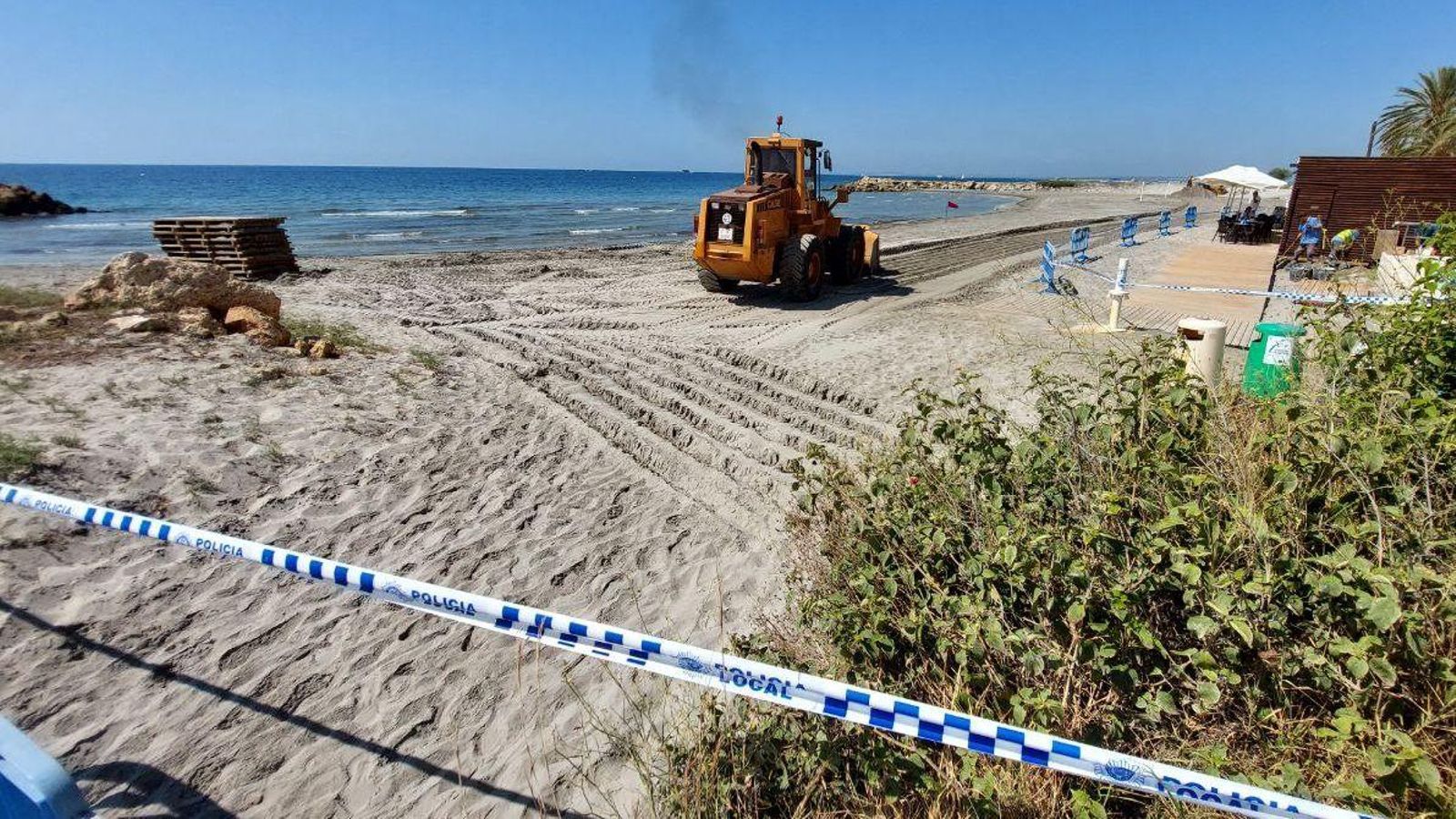 Un dels tractors que treballa en la regeneració de l'arena de la cala de l'Est afectada per l'abocament d'aigües residuals
