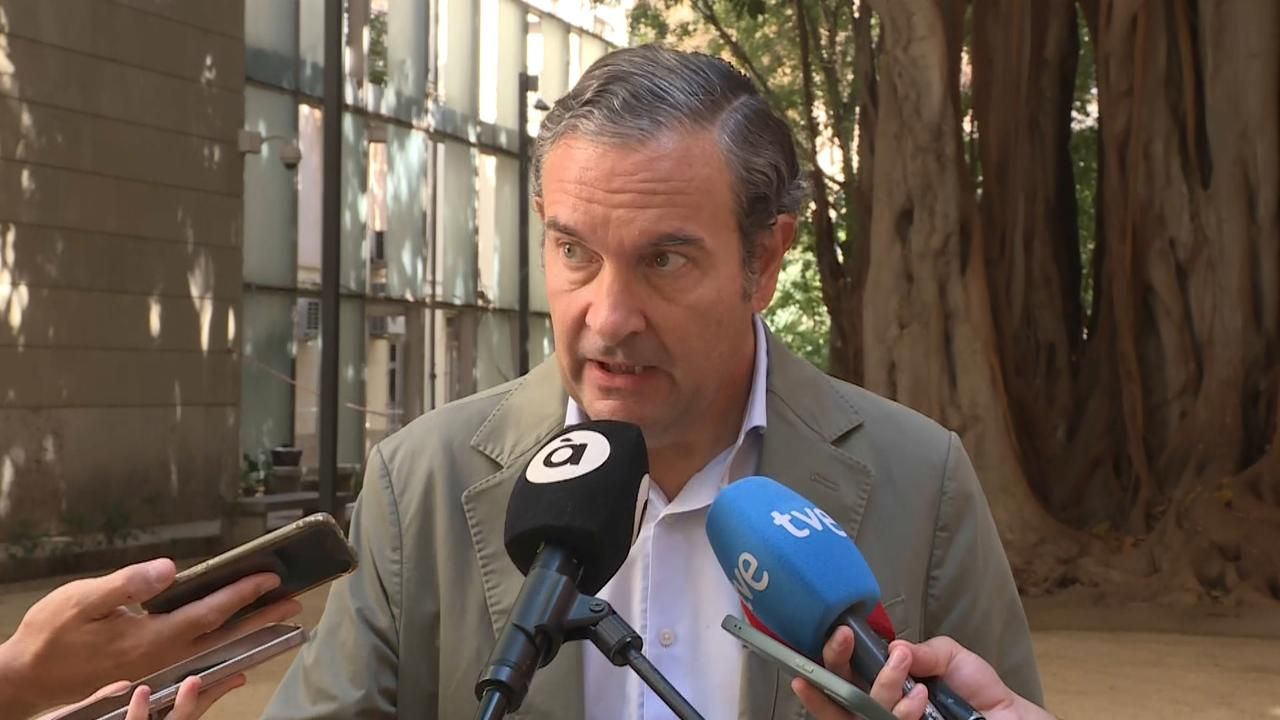 El diputat del PP Nando Pastor atén els mitjans de comunicació al pati de les Corts