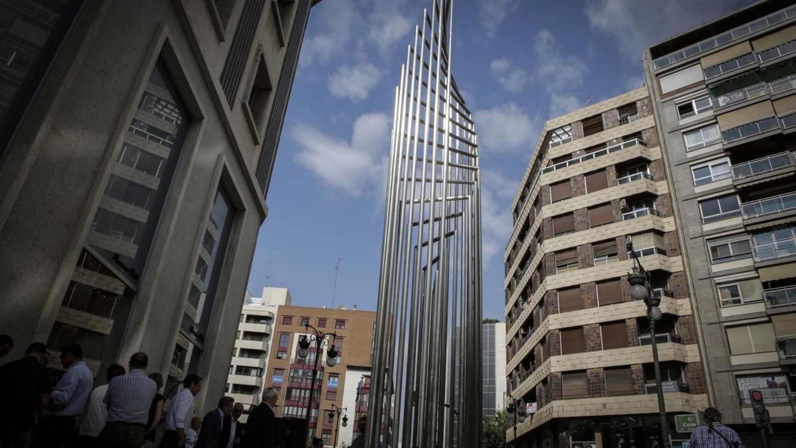 L'escultura 'Donant-li voltes' d'Andreu Alfaro