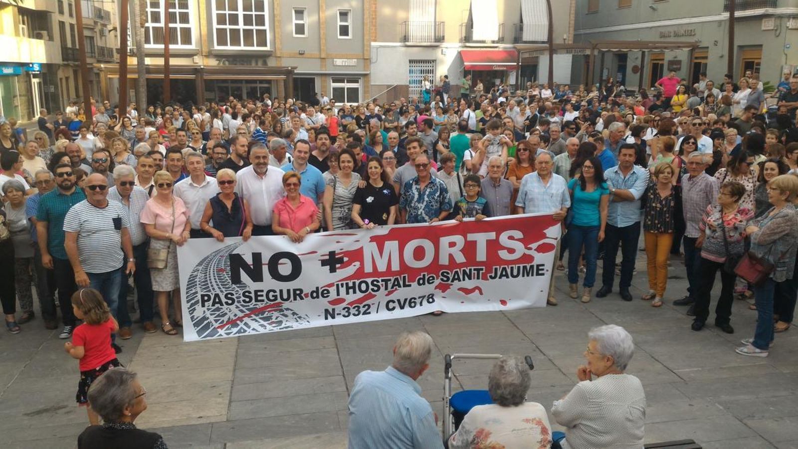 L'alcalde de Pego, Enrique Moll, al capdavant d'una protesta que ha comptat amb el suport de tots els partits polítics així com de representats municipals dels municipis afectats. L'alcalde de Pego, Enrique Moll, al capdavant d'una protesta que ha comptat amb el suport de tots els partits polítics així com de representats municipals dels municipis afectats.