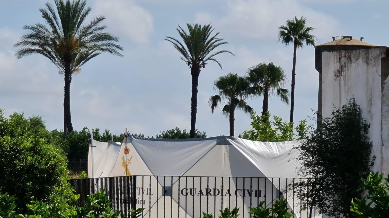 Uns envelats de la Guàrdia Civil oculten els treballs dels agents al pou on estava el cadàver de Wafaa
