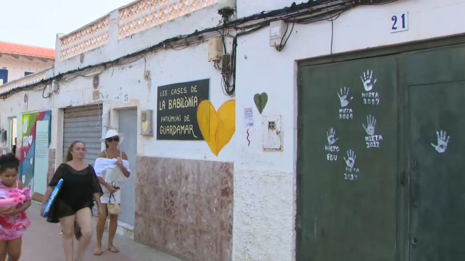 Façanes de les cases de Babilònia, amb missatges en contra dels enderrocaments