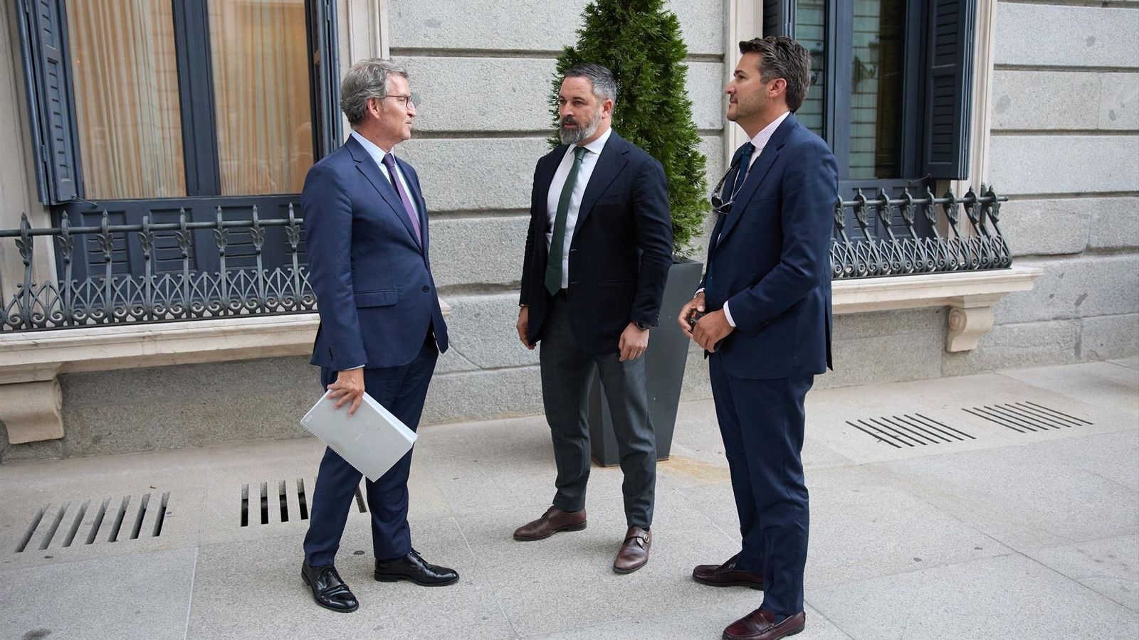 Núñez Feijóo conversa amb Abascal al Congrés en setembre