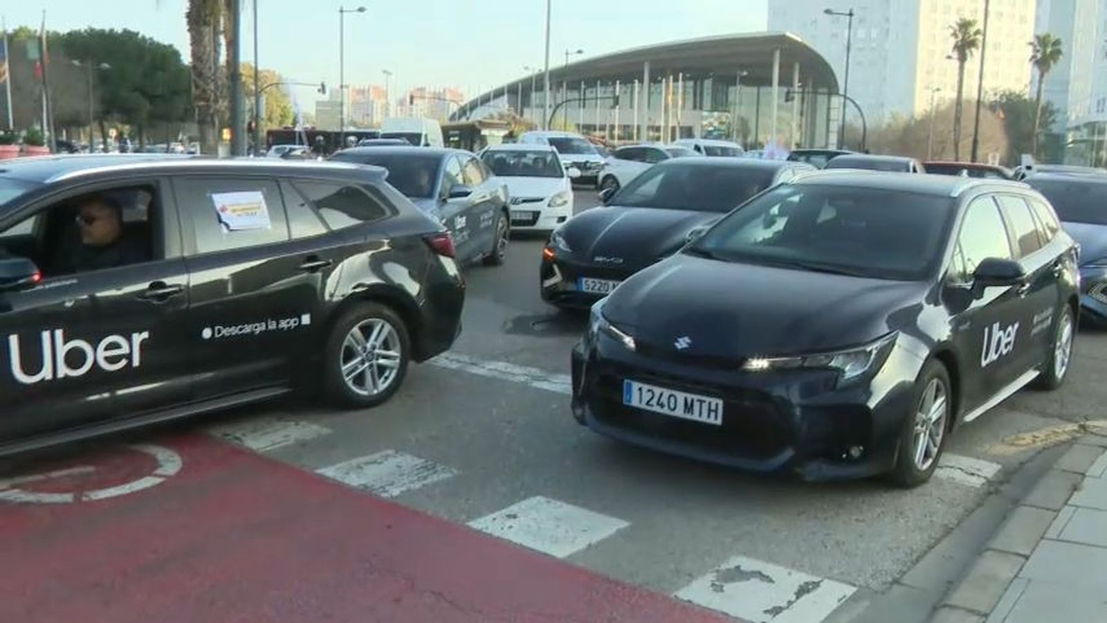 Marxa lenta a València dels vehicles de transport amb conductor contra les restriccions urbanes