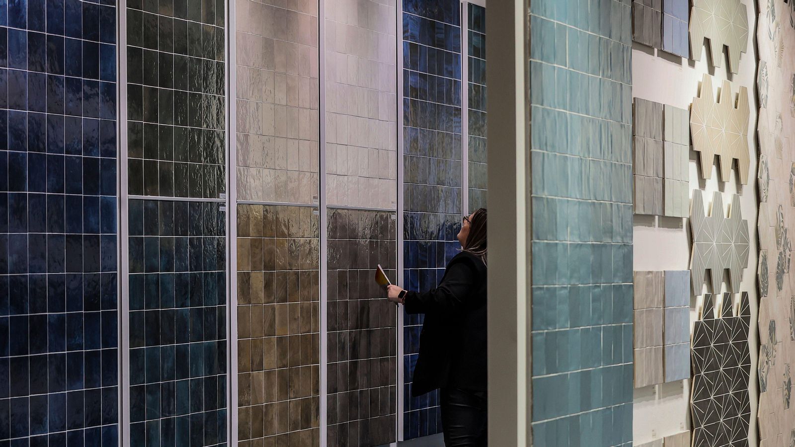 Una dona visita la fira Cevisama a Fira València