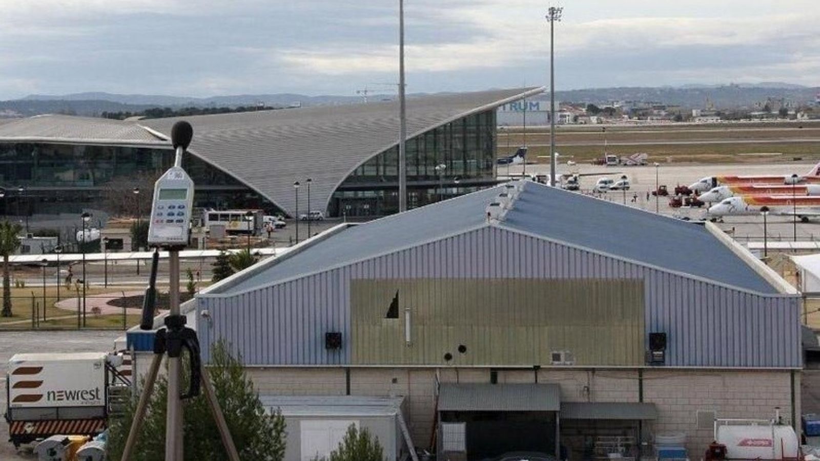 L'actuació consisteix a duplicar la calçada de la carretera N-220 entre l'enllaç de l'aeroport i el de l'autovia V-30