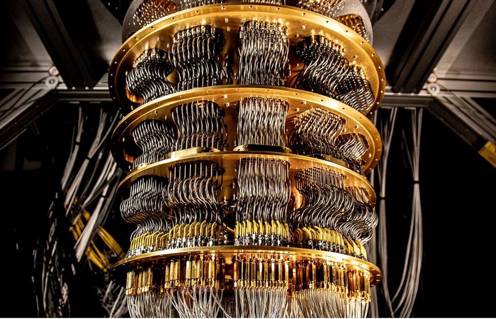 Un criostat a la instal·lació de computació quàntica de Google