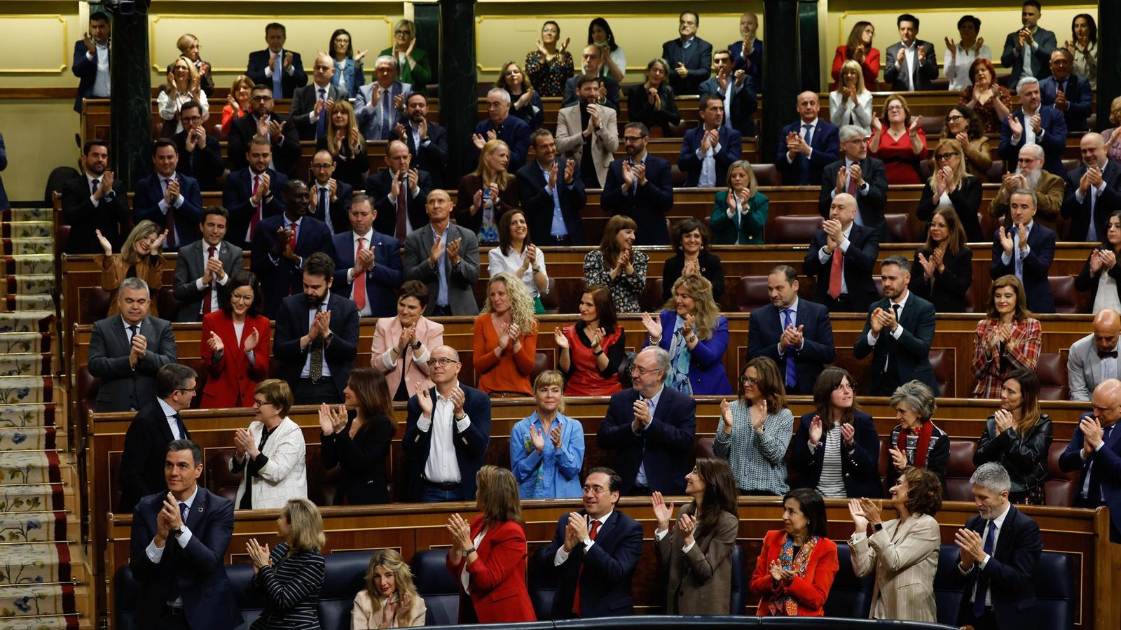La bancada socialista ovaciona el portaveu, Patxi López
