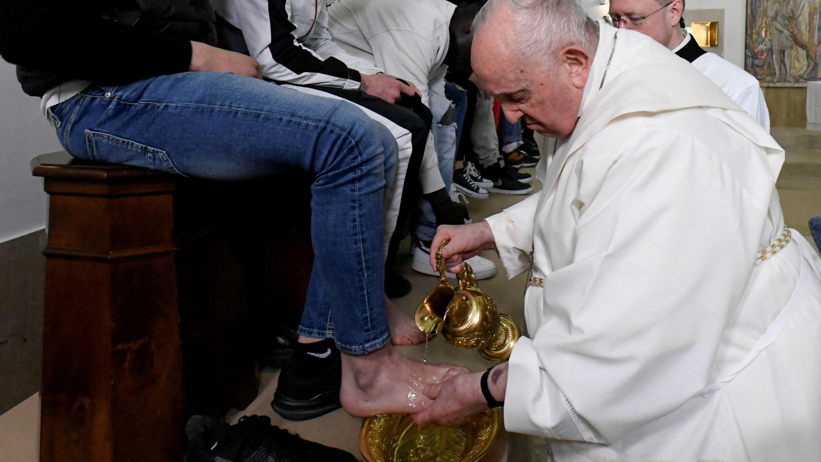 El Papa renta els peus de 12 reclusos a Roma
