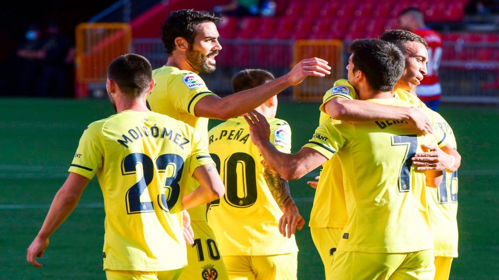 Els jugadors del Villarreal celebren el 0-1 de Gerard Moreno