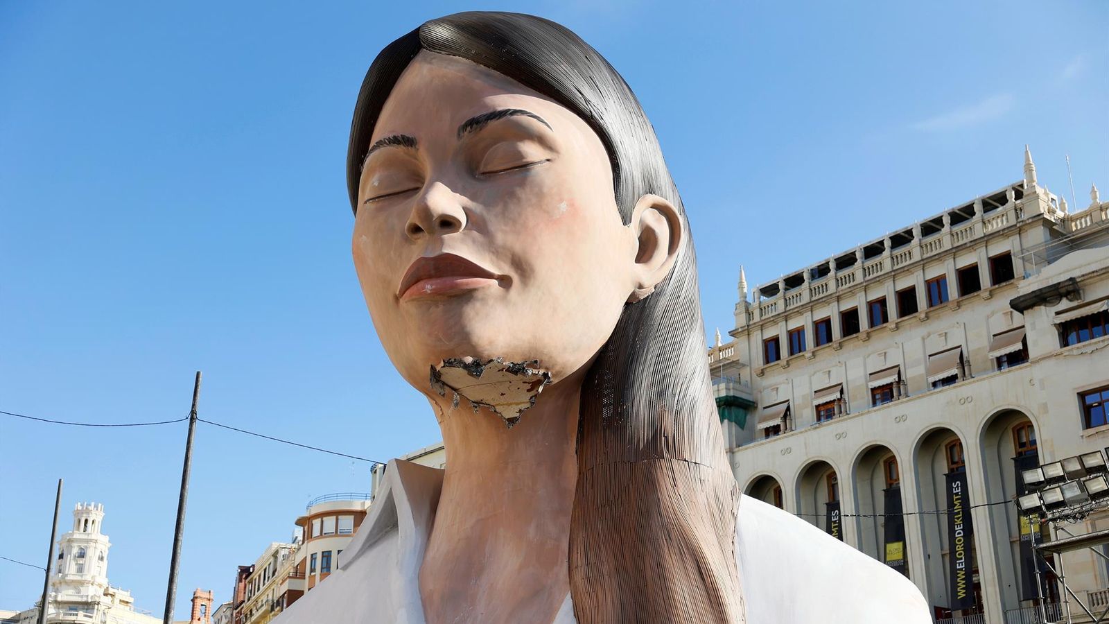 La Meditadora de la falla municipal gran de València, l'endemà de la tempesta amb un forat en el mentó