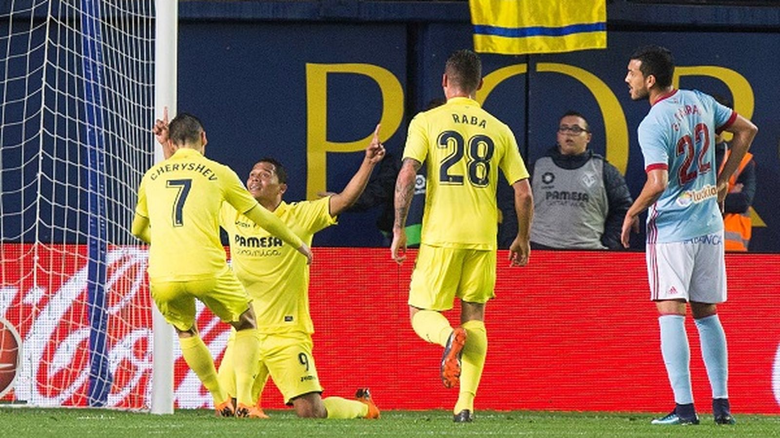 Carlos Bacca celebrant un dels gols del partit