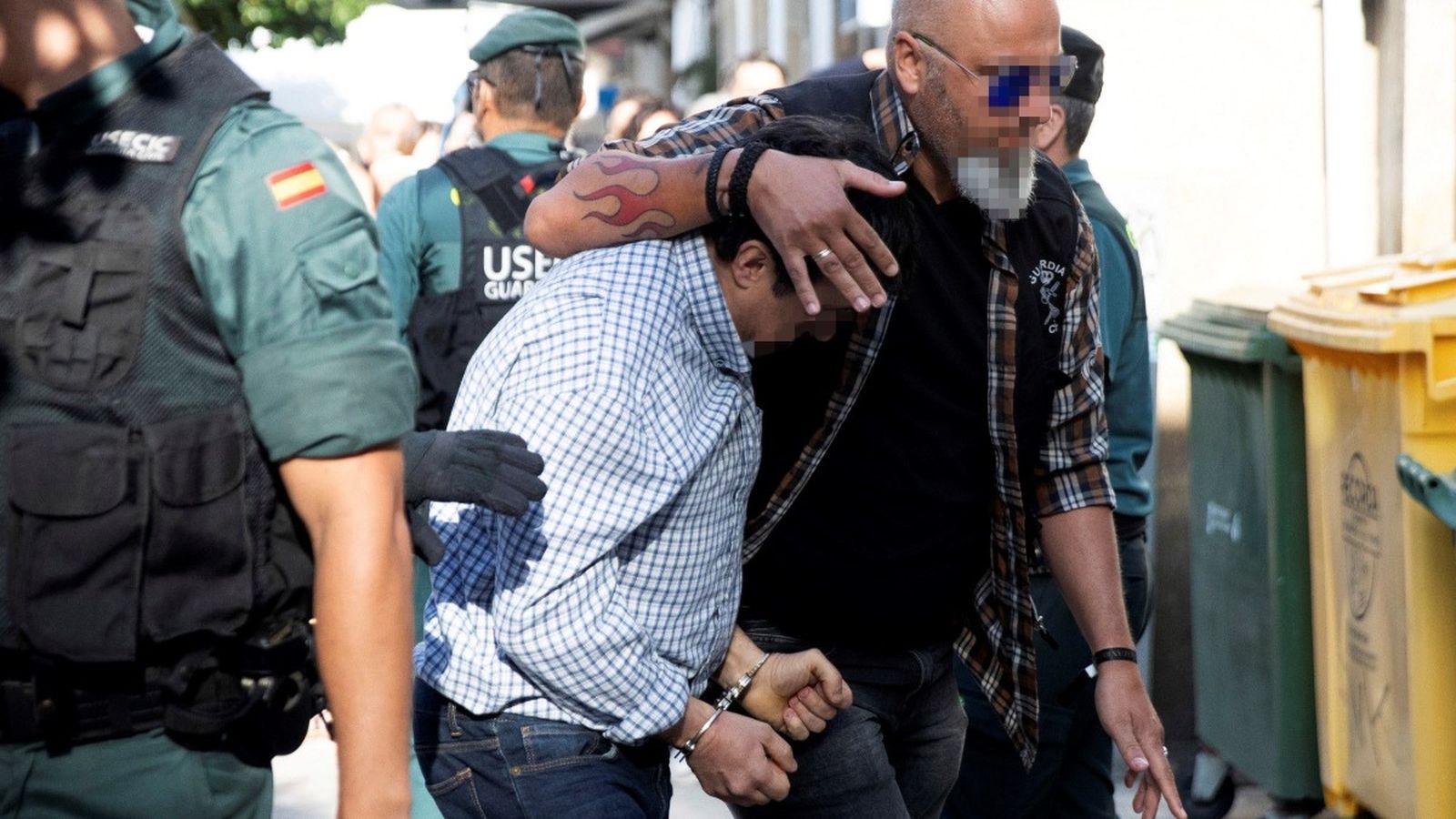 Un agent de la Guàrdia Civil condueix l'acusat al jutjat