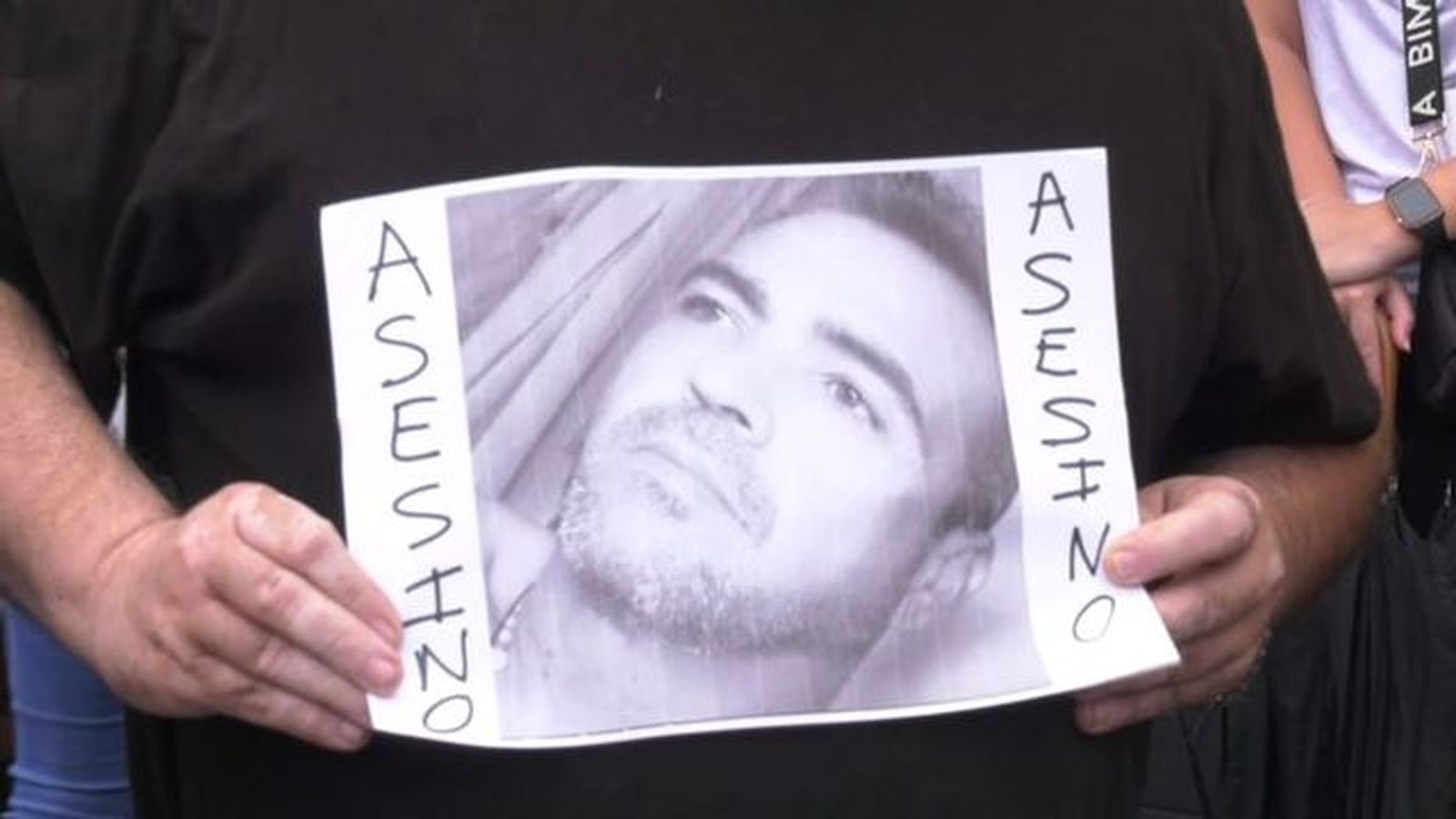 La família del nadó va exhibir fotocòpies amb la imatge del detingut a la porta del jutjat / À Punt NTC