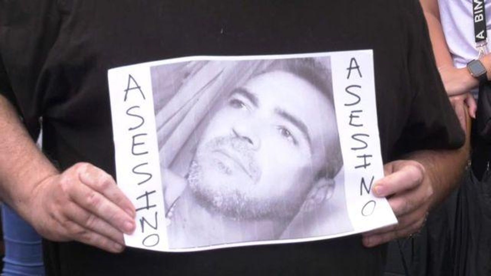 La família del nadó va exhibir fotocòpies amb la imatge del detingut a la porta del jutjat / À Punt NTC