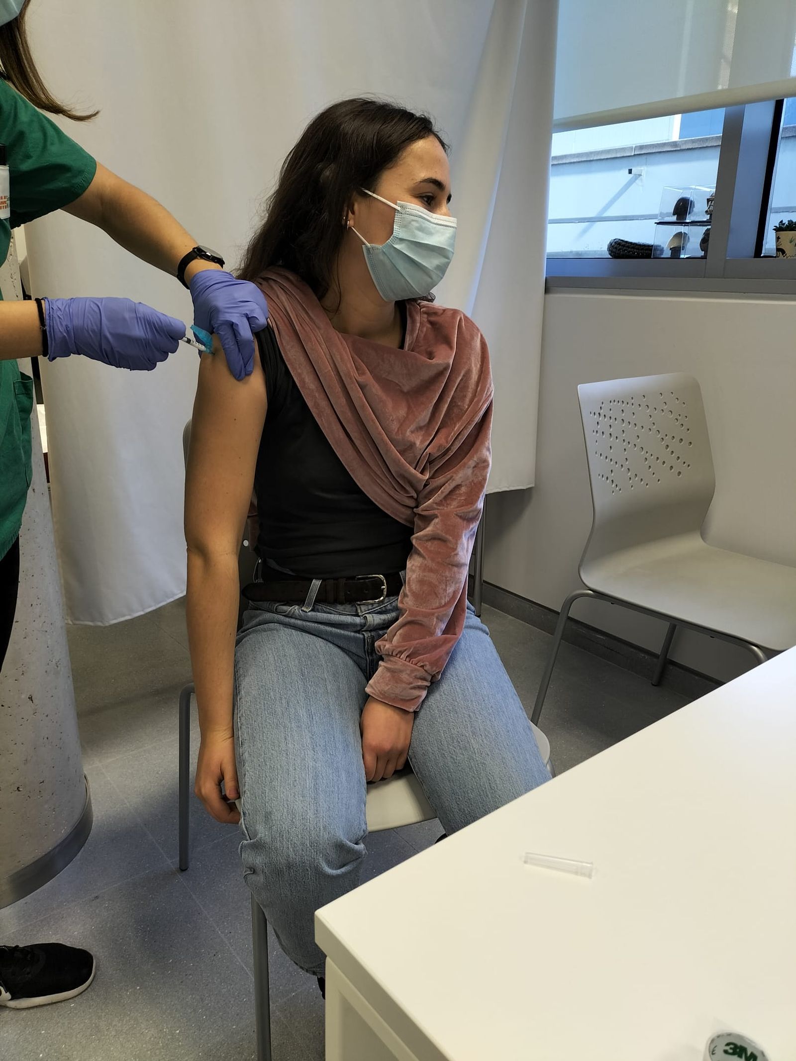 Elena Tamarit, durant el moment de la injecció de la vacuna d'Hipra