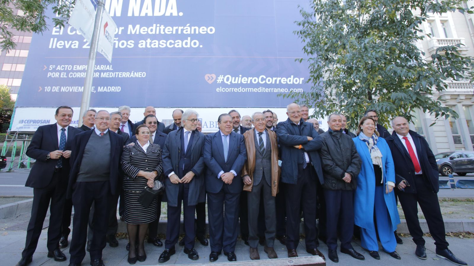 Els empresaris de l'arc mediterrani han posat en el 30 del Passeig de la Castellana, on s'ha situat una lona gegant reivindicant el corredor mediterrani
