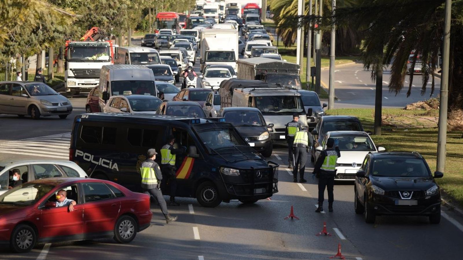 Controls policials en un dels accessos a la ciutat de València