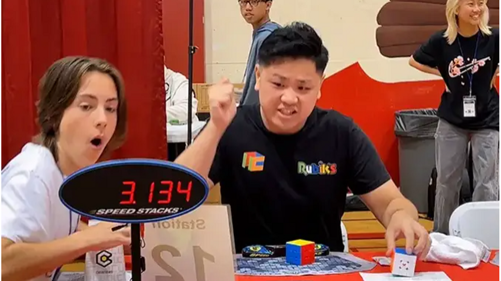 Moment en què el jove Max Park finalitza el cub de Rubik