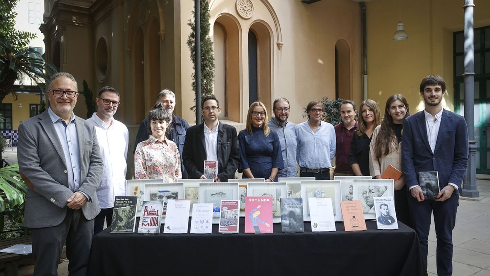 Les persones guardonades amb els seus llibres editats per la institució