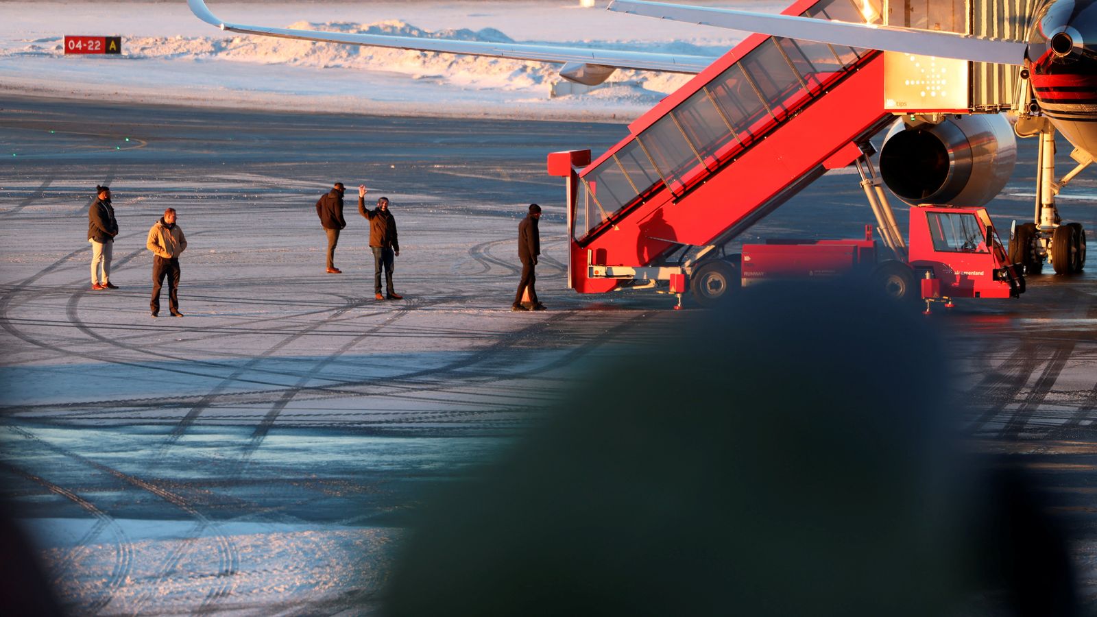 Donald Trump Jr. saluda des de l'aeroport de Nuuk, després de la visita a Groenlàndia