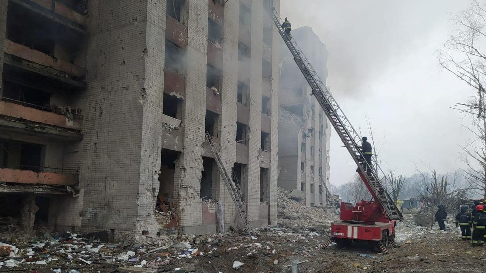 Edifici residencial destrossat a la població ucraïnesa de Txeríhivde en un atac aeri rus