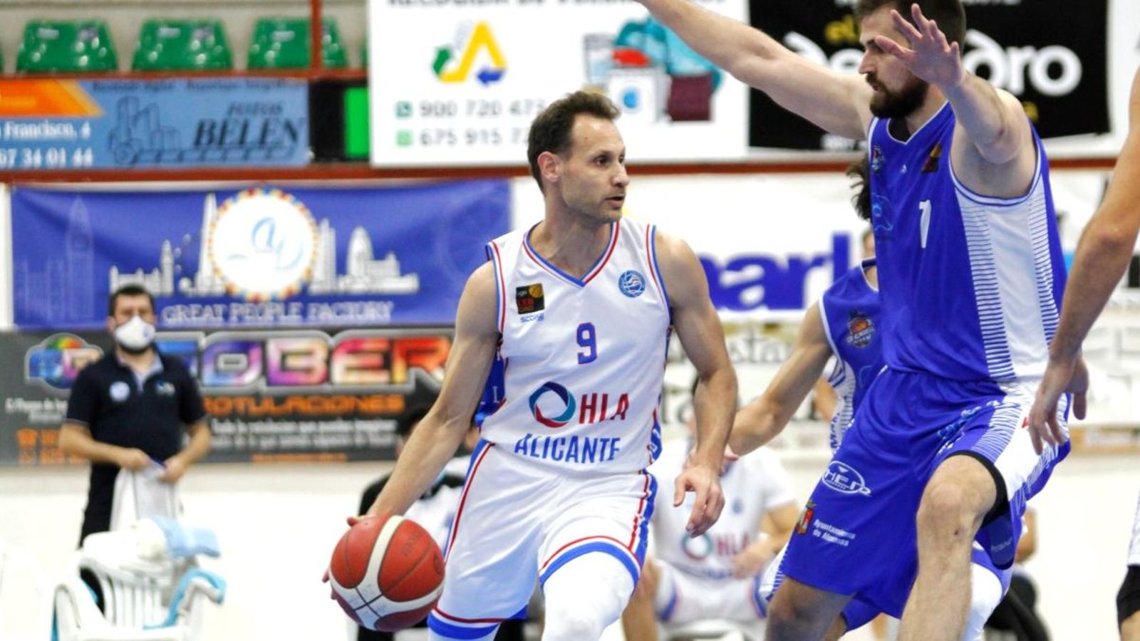 Pere Llompart, en una acció del partit contra l'Almansa