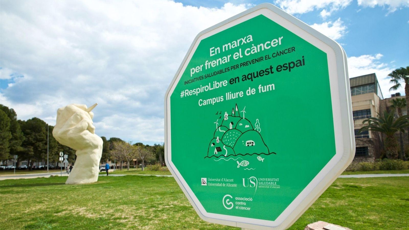 Senyal informatiu de la campanya "Campus lliure de fum" a la UA