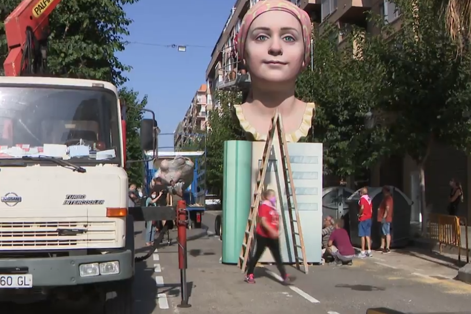 Muntatge de la falla de la comissió Malilla-Illa Cabrera, que enguany ret homentge a la Casa Ronald McDonald