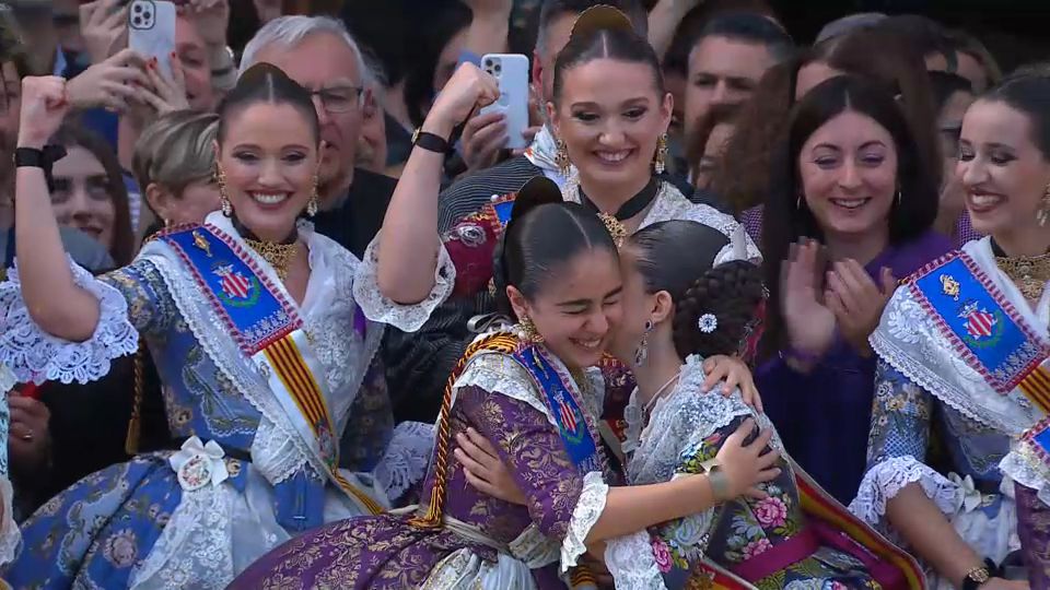 Les falleres majors i membres de la Cort donen pas a la mascletà Les falleres majors i membres de la Cort donen pas a la mascletà