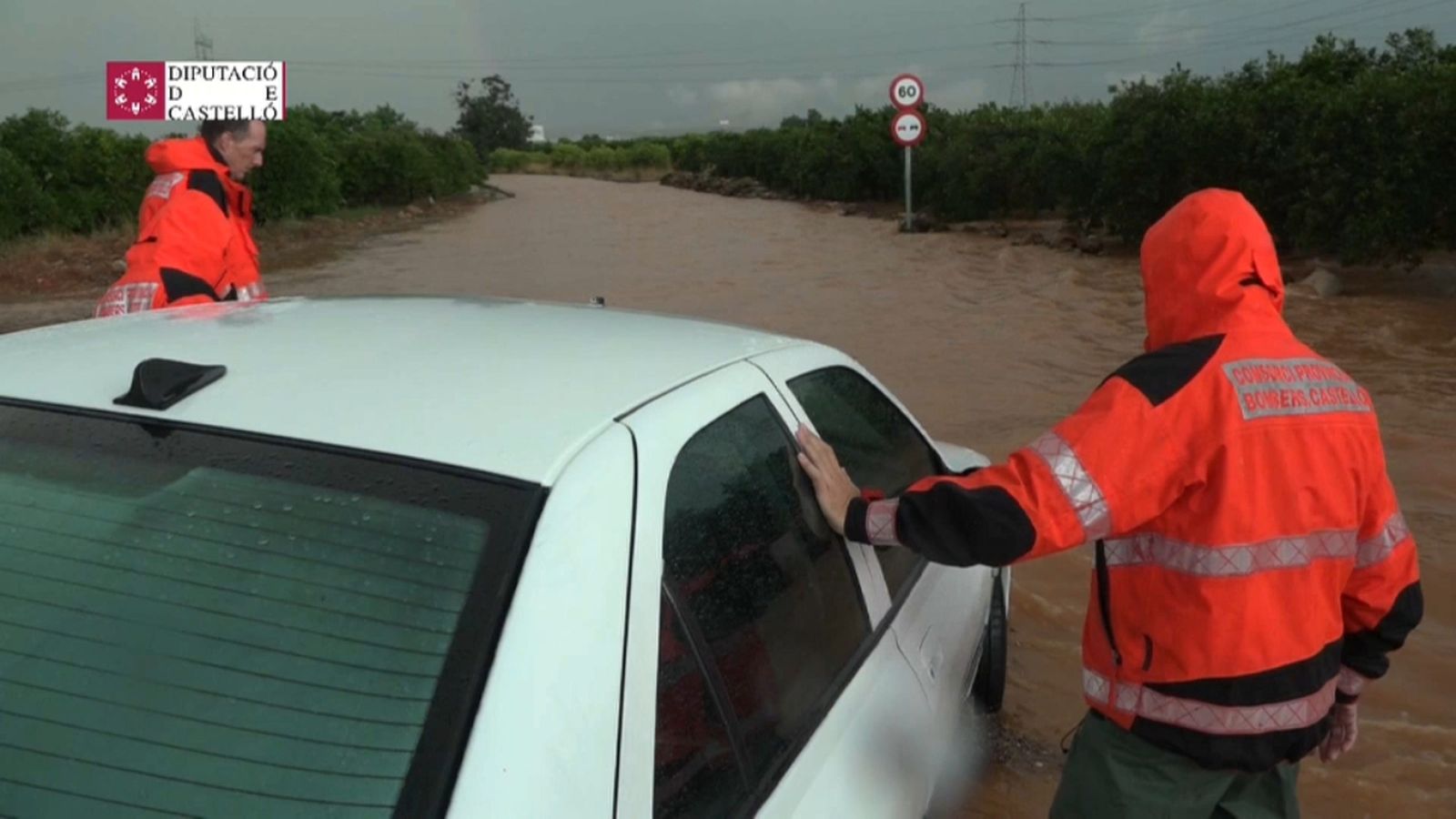 Els bombers de Castelló han hagut de rescatar una dona atrapada en un vehicle