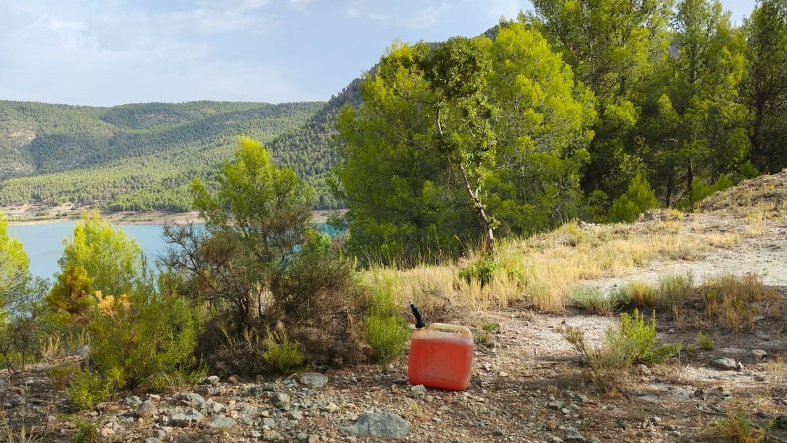 El bidó de combustible trobat per la Policia Local