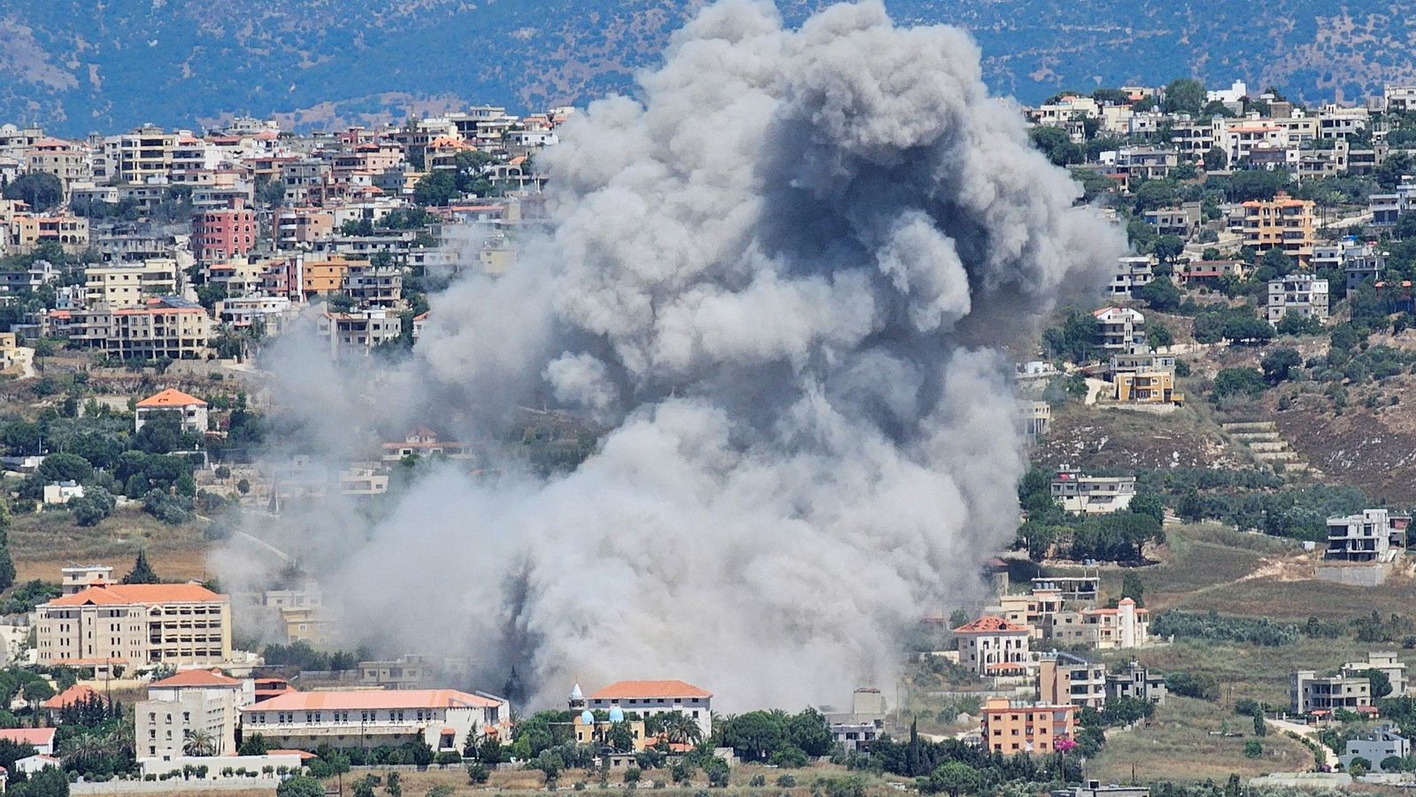 Un projectil israelià impacta en el municipi libanés de Khiam, en el marc de l'intercanvi de foc entre Tel-Aviv i les milícies de Hezbollah