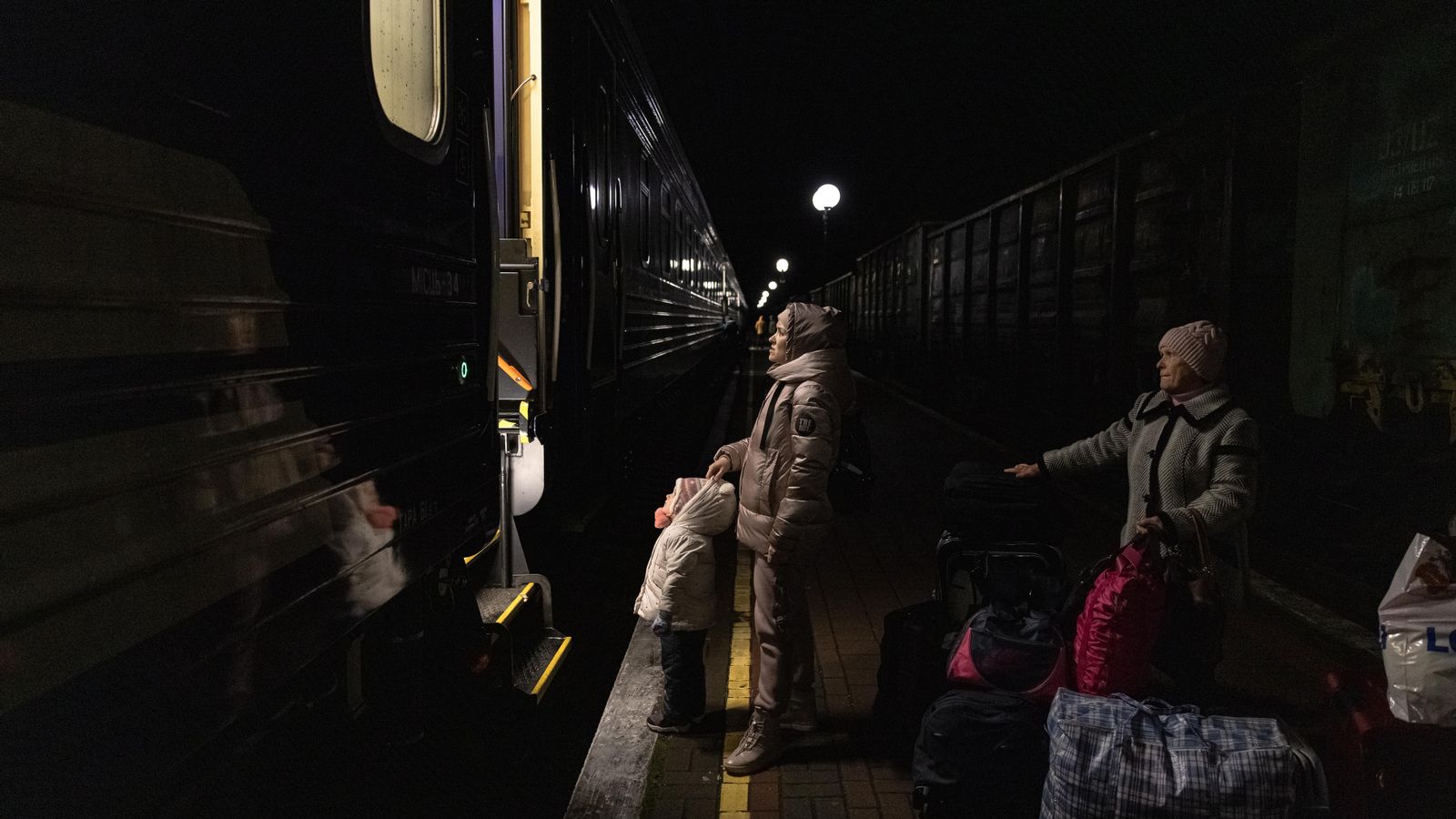 La falta d'electricitat i aigua corrent a la ciutat ha obligat molts ucraïnesos a abandonar Kherson.